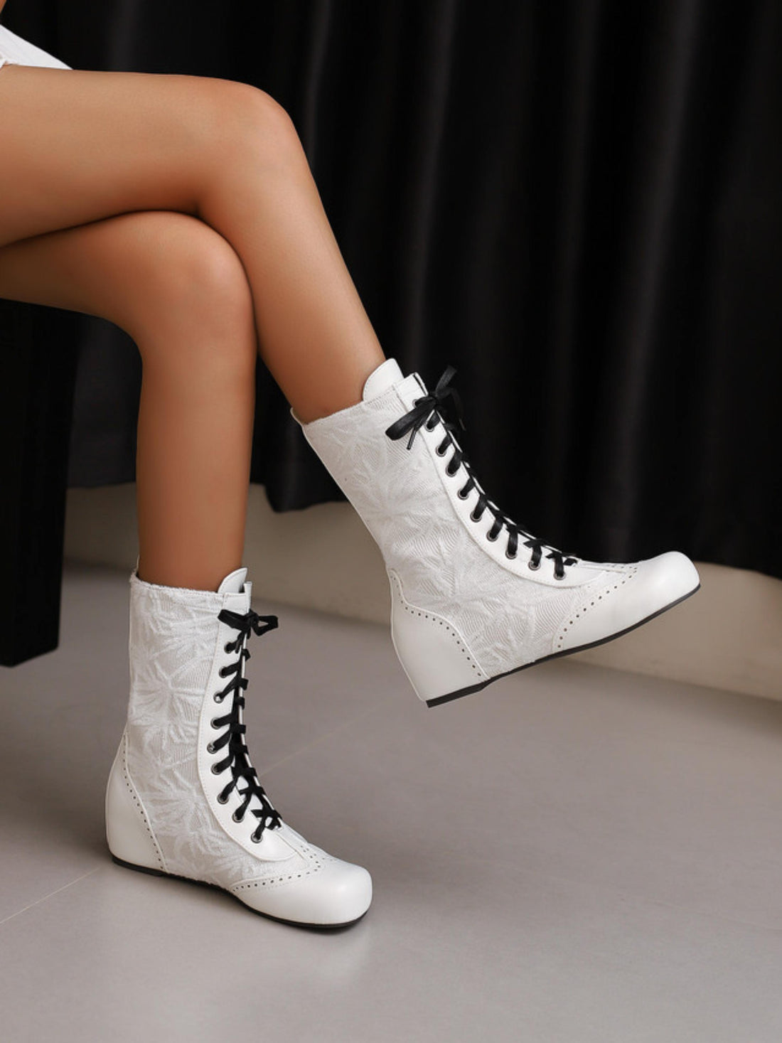 Vintage White Low-Heel Round Toe Lace-Up Boots